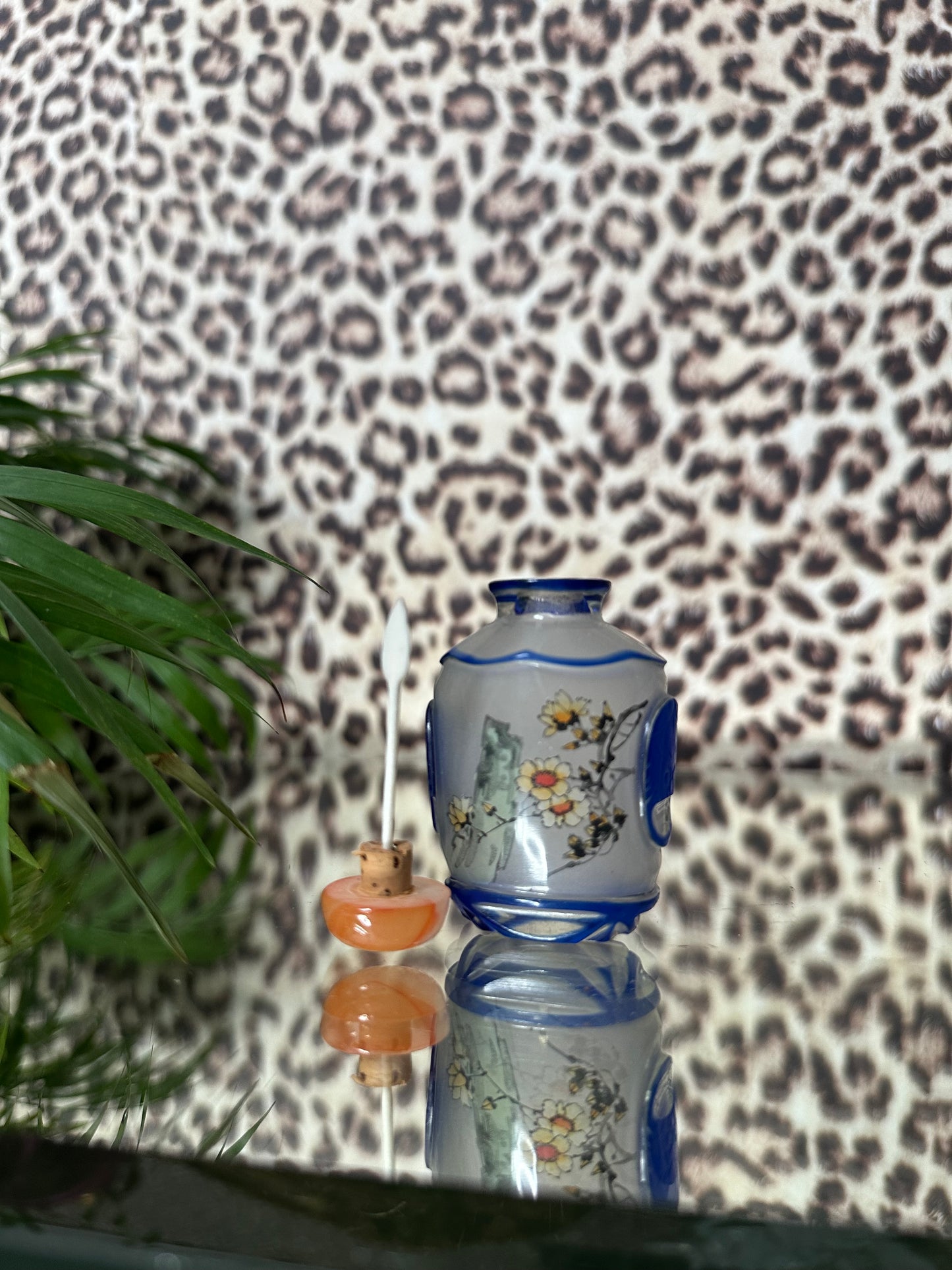 Peking Glass Reverse Painted Snuff Bottle – Exquisite Handcrafted Detail