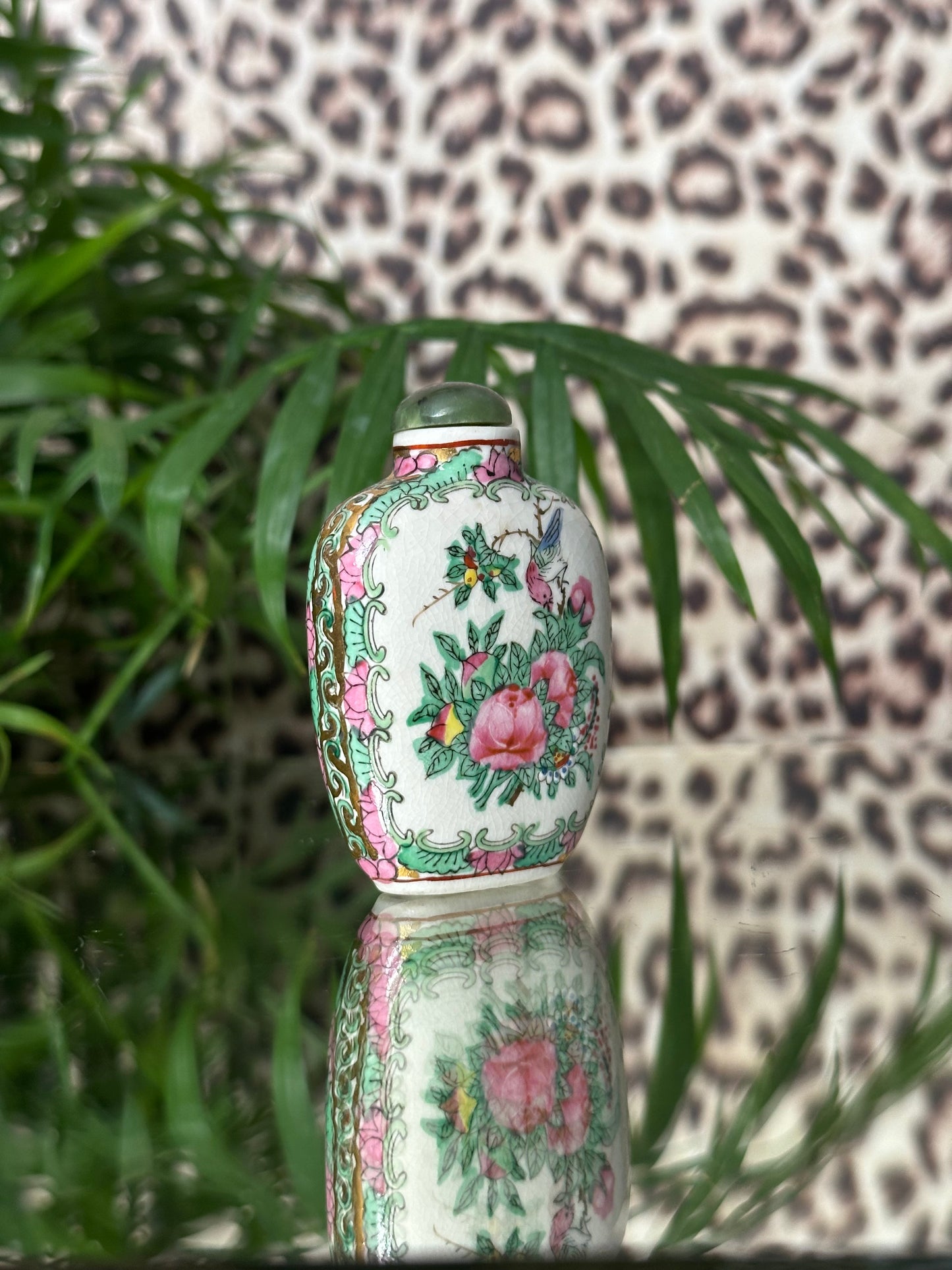 Rose Medallion Snuff Bottle (2 Women Figures)